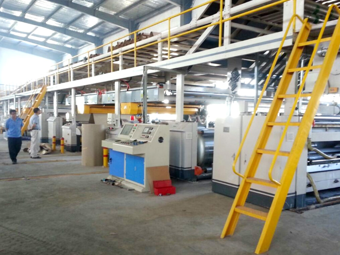 由濕部設備和干部設備兩個相對獨立的工藝段組合成。濕部設備主要包括原紙托紙架、自動接紙架、預熱預調器、單面瓦楞機、輸紙?zhí)鞓?、涂膠機、雙面機等，濕部設備將瓦楞原紙制成不同楞型組合的三、五、七層瓦楞紙板;干部設備主要包括輪轉切斷機、縱切壓痕機、橫切機、堆碼機等，干部設備將瓦楞紙板按照訂單要求進行縱切壓痕、橫切、堆碼。         現(xiàn)在瓦楞紙板生產線已是瓦楞紙箱生產廠家的關鍵生產設備，市場上紙箱用量大大提高，各種各樣的紙箱都有，面對瓦楞紙箱用戶訂單規(guī)格多，數(shù)量小，交貨快的要求必須要提高瓦楞紙板生產線的自動化程度，達到提高質量，提高效率，節(jié)約能源，節(jié)約人力，減少耗材、減少廢品的目的。干部設備是達到這一目的的關鍵。         瓦楞紙板生產線是卷筒原紙經過壓制瓦楞，上膠，粘合定，分紙壓線,橫切成規(guī)格紙板，最后經碼輸出等工序構成的流水作業(yè)線。如單面瓦楞紙生產線通常由卷筒紙支架，單面瓦楞紙板成型機，旋轉式剪紙機組組成，使用卷筒紙材料和薯類或玉米淀粉黏合劑，連續(xù)生產并剪切成所需規(guī)格的單面瓦楞紙板，生產的紙板不必再烘干或曬干，同時和膠水機或貼面機配合使用，可生產三層以上的瓦楞紙板。瓦楞紙板生產線一般很長，如五層瓦楞紙板生產線包含設備電動無軸紙架，上紙小車，面紙預熱器，芯紙預熱器，重型二次涂膠機等設備。        一個完整的瓦楞紙板生產線由以下設備組成：原紙架，預熱器，瓦楞機，輸送過橋，涂膠機，雙面機，輪轉切斷機，縱切機，橫切機，堆碼機以及蒸汽加熱系統(tǒng)，空氣壓縮系統(tǒng)，制膠循環(huán)系統(tǒng)，電器控制系統(tǒng)。還可以選配接紙機，糾偏系統(tǒng)以及生管系統(tǒng)。全自動瓦楞紙板生產線可以將原紙自動加工成瓦楞紙板，可根據客戶的需求制作三、五、七層瓦楞紙板。